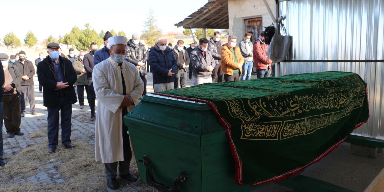 Otoparkta ölü bulunan 3 gençten Burak, Çankırı'da toprağa verildi
