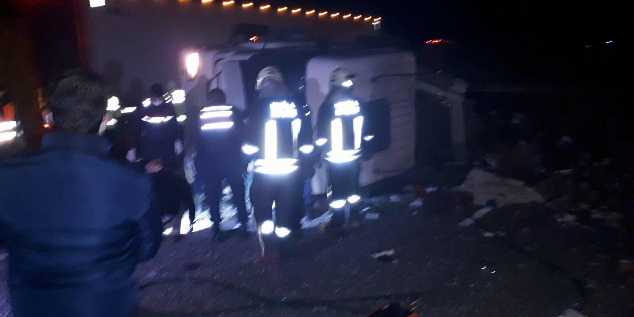 Geri dönüşüm malzemesi yüklü TIR devrildi, sürücü öldü
