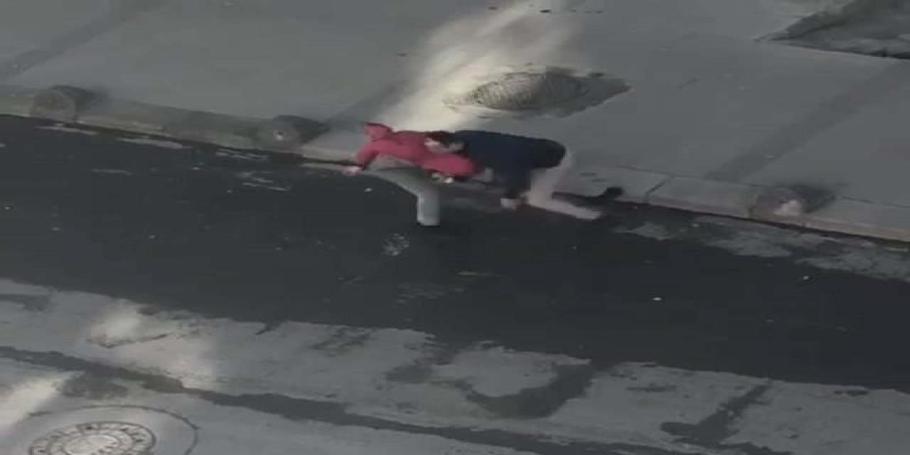 Arnavutköy'de bir garip kavga kamerada... Önce kavga ettiler, sonra sarılıp uzaklaştılar