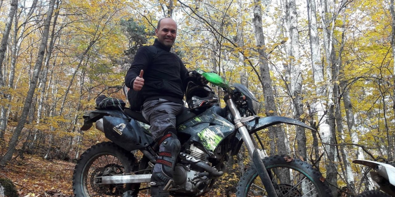 Motosikletiyle yarıştığı yılkı atlarının öldürülmesine tepki gösterdi