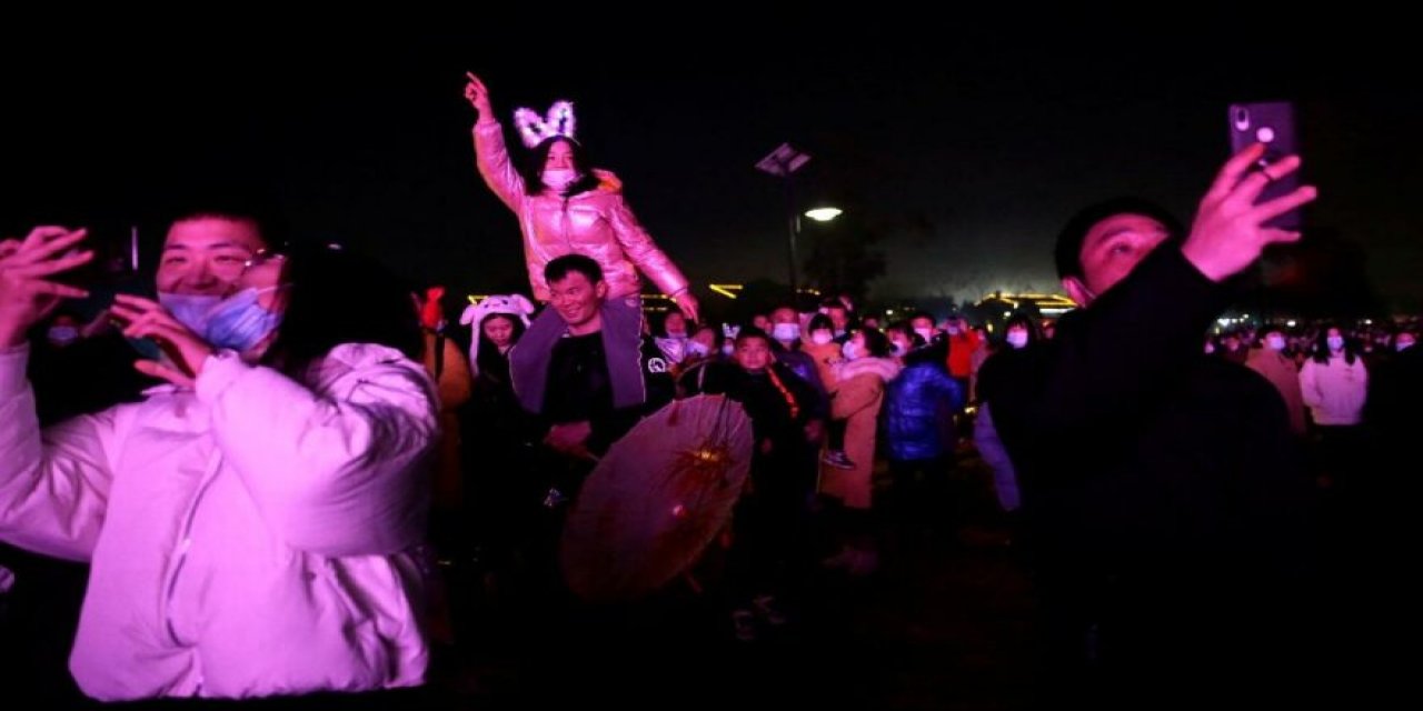 Dünya pandeminin gölgesinde yeni yıla girerken Covid-19'un doğduğu Wuhan'da  halk 2021'e sokaklarda girdi.