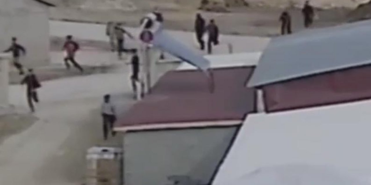 Kısıtlamada meydandaki kalabalığın jandarmayı görünce kaçtığı anlar kamerada