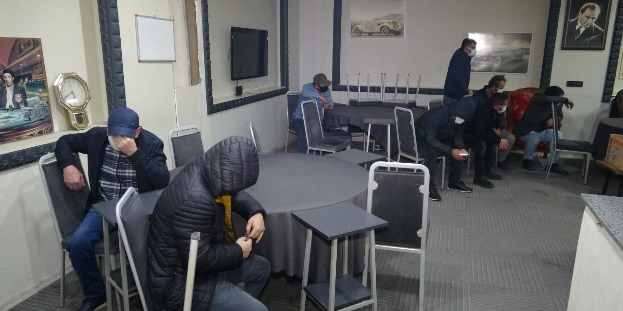 Kapalı olması gereken kahveye polis baskını: 17 kişiye 53 bin TL ceza