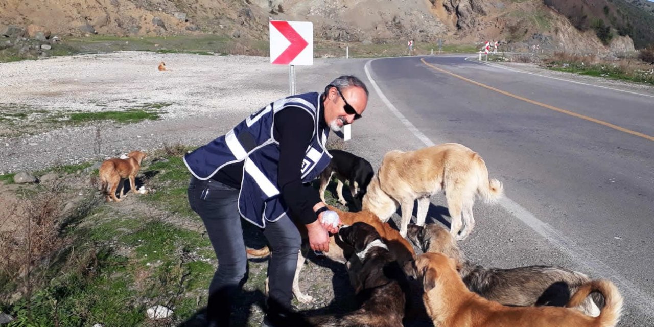 Polisler, aç kalan hayvanları elleriyle besledi
