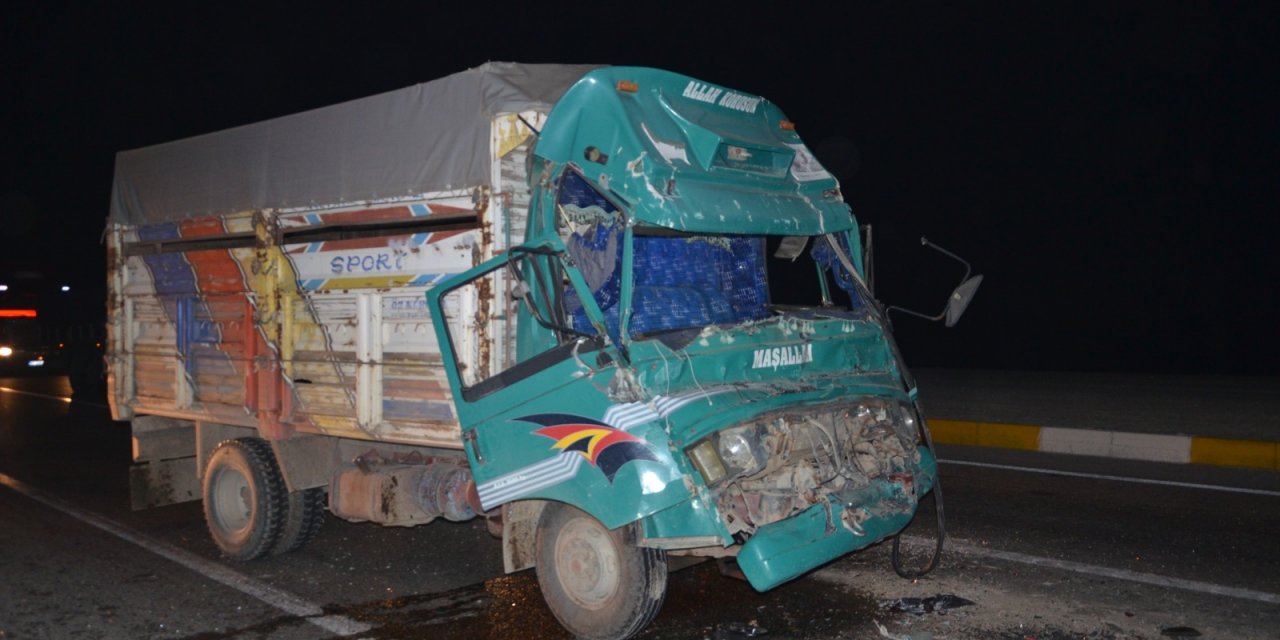 Kırmızı ışıkta bekleyen TIR'a kamyonet çarptı: 1 yaralı