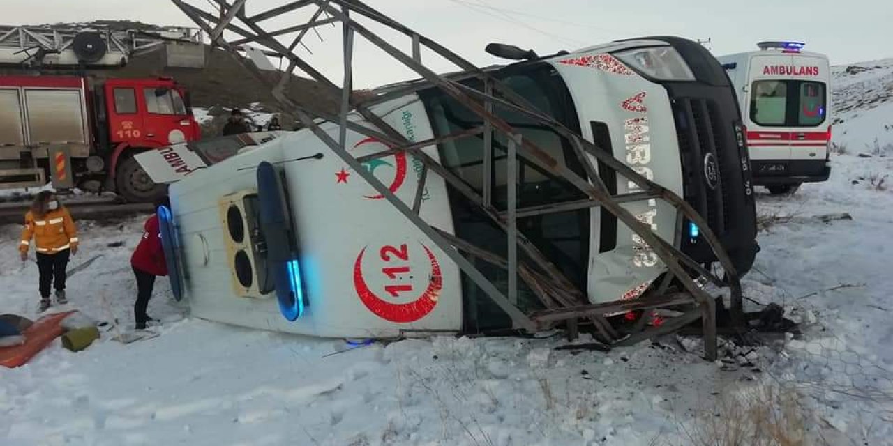 Hasta taşıyan ambulans elektrik direğine çarpıp, yan yattı