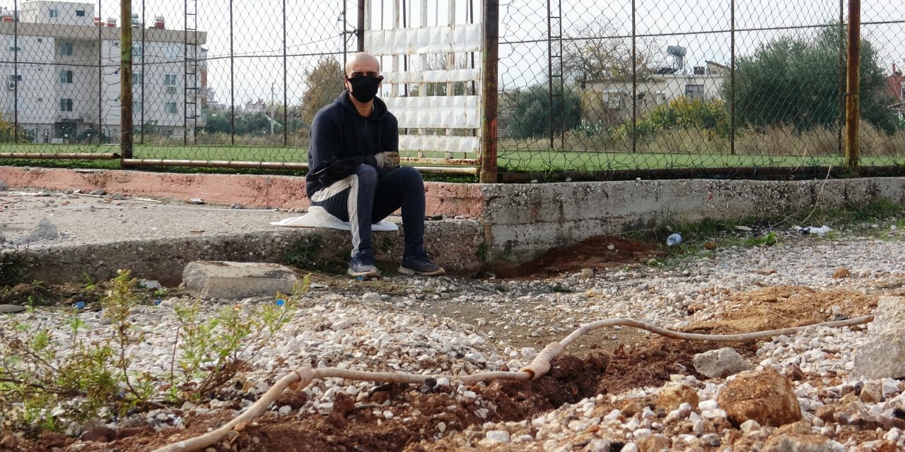 Yeraltındaki şebeke kablosunu keserle kazıp çalarken yakalandı