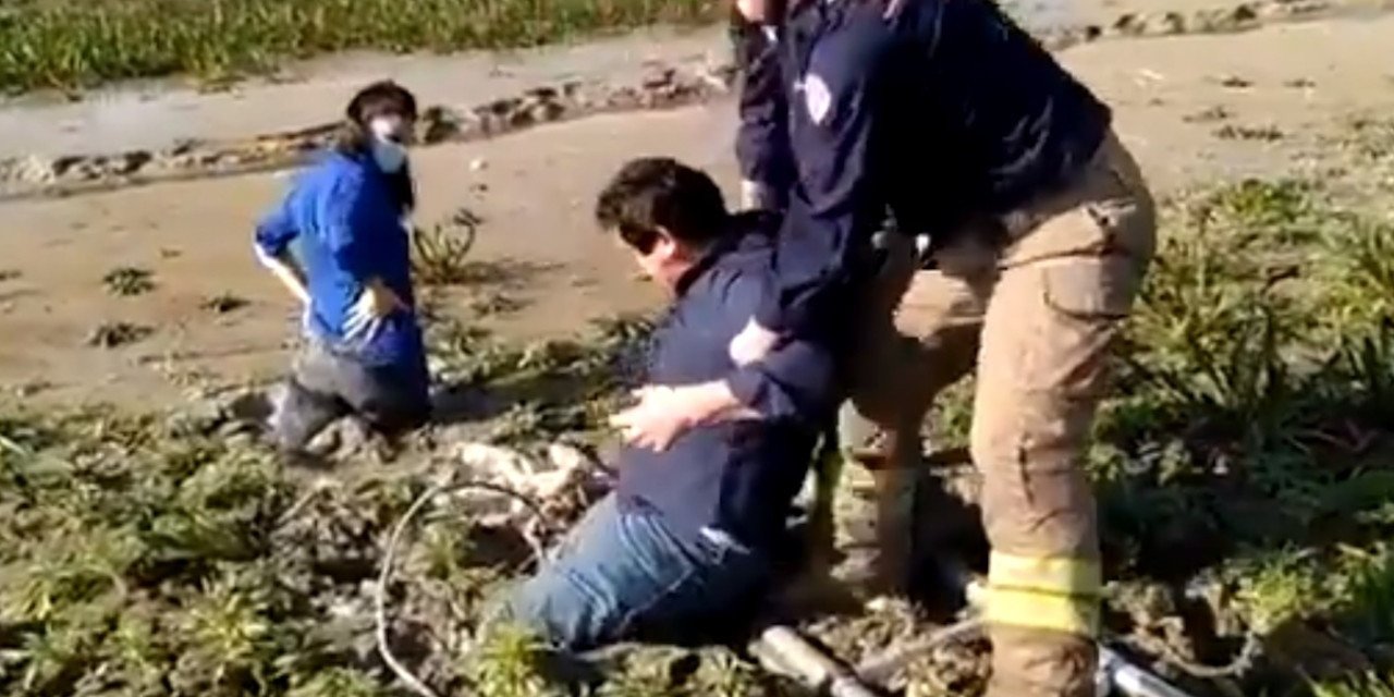 Habercilerin zor anları... Barajlardaki doluluk oranını haber yapmak isterken balçığa saplandılar! İşte o anlar...