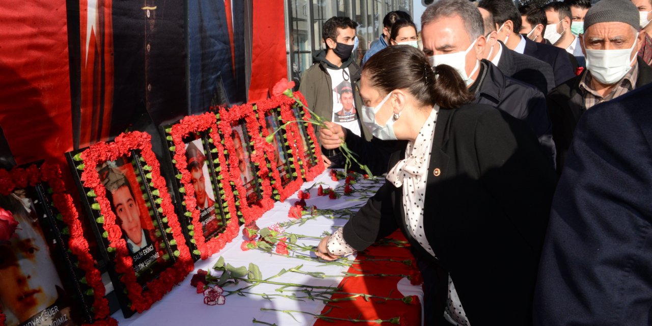 Diyarbakır'da dershane önündeki bombalı saldırıda yaşamını yitirenler anıldı