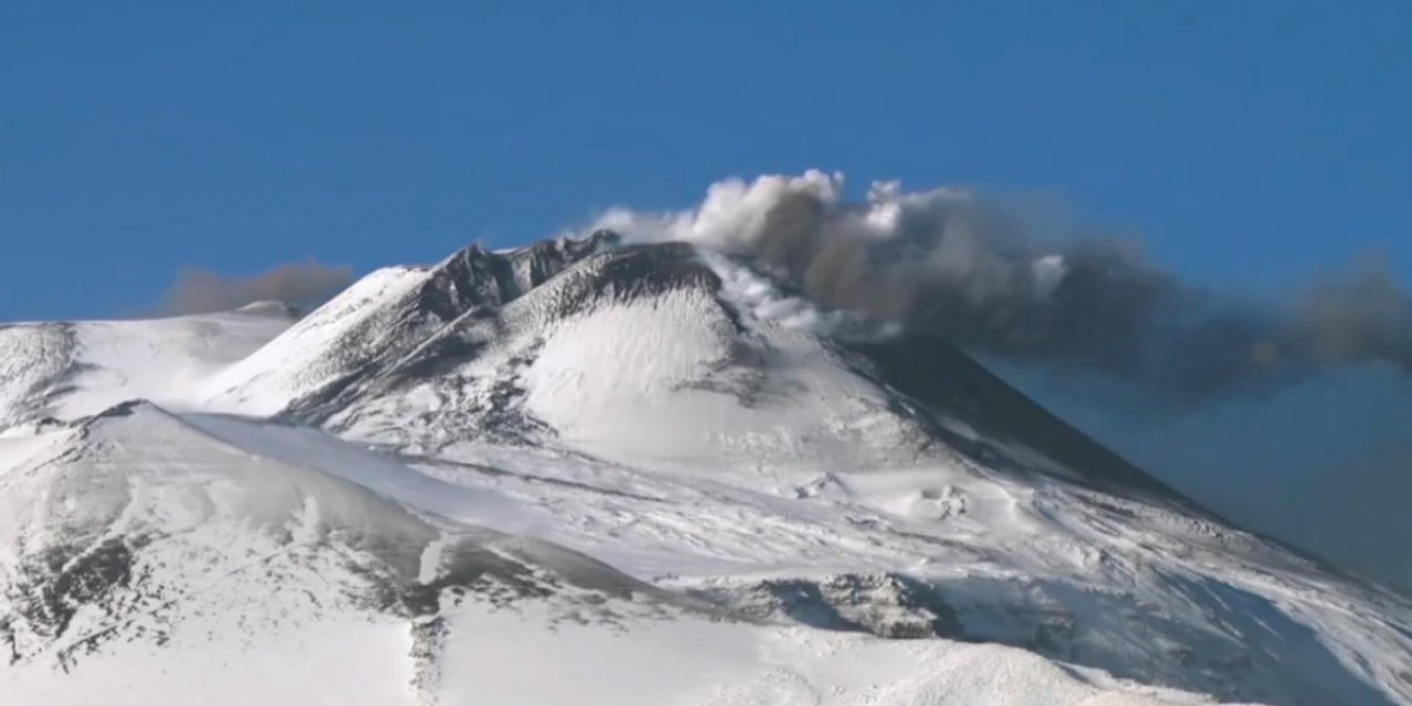 Etna Yanardağı yeniden harekete geçti