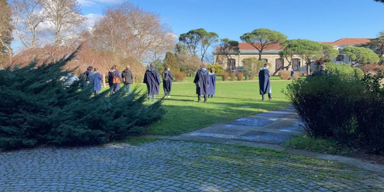 Boğaziçi'nde akademisyenlerden "Melih Bulu" protestosu! Rektörlük binasına arkalarını döndüler!