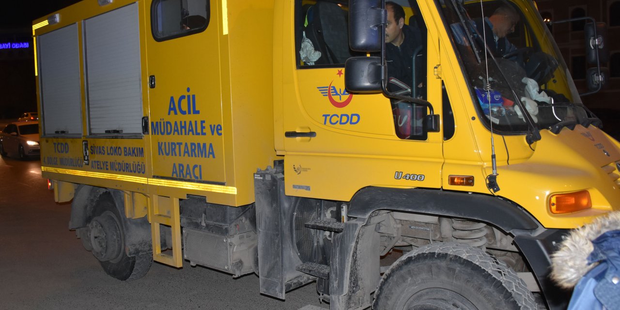 Lokomotif, hemzemin geçitte otomobile çarptı