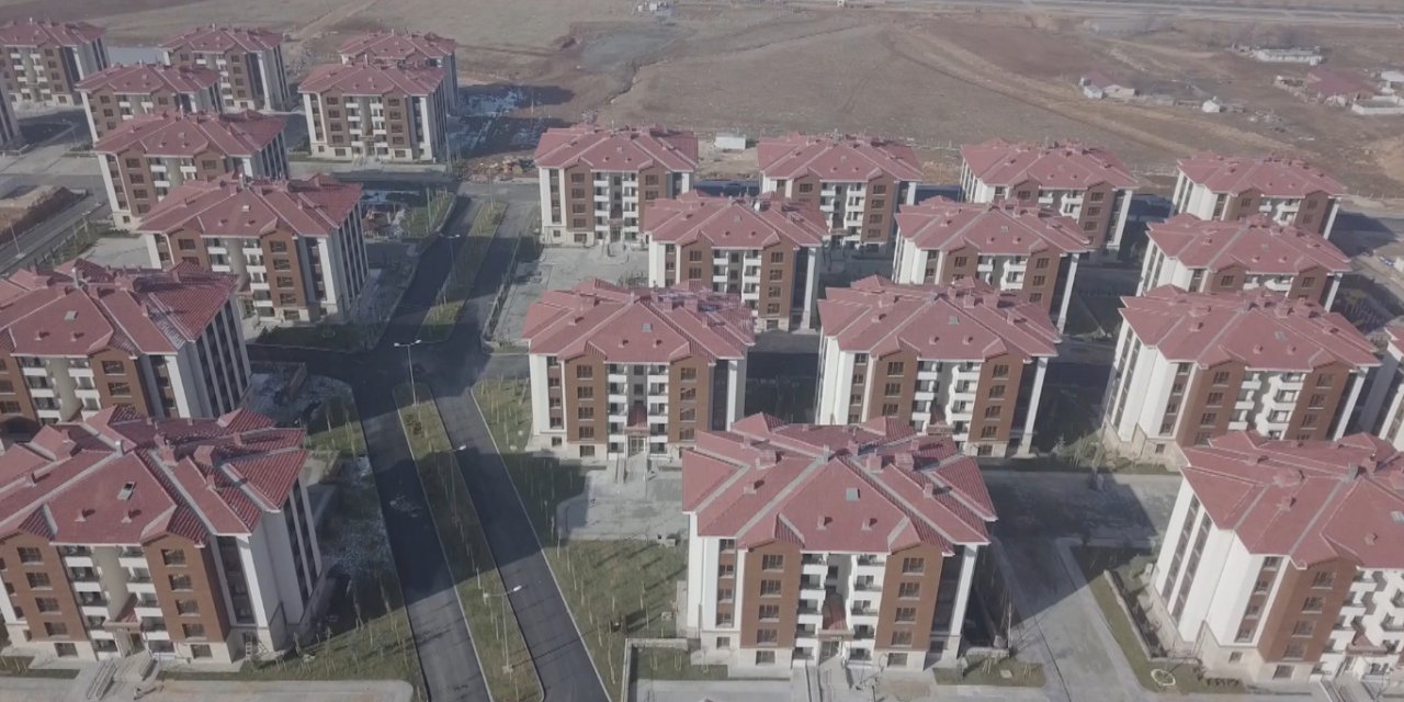 Elazığ'da depremzedeler için yapılan yeni konutlarda yaşam başladı