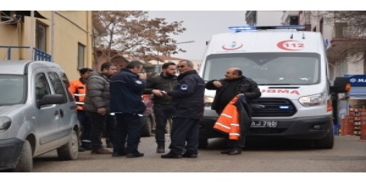 Kamyonetiyle geri manevra yaparken  torununa  çarptı