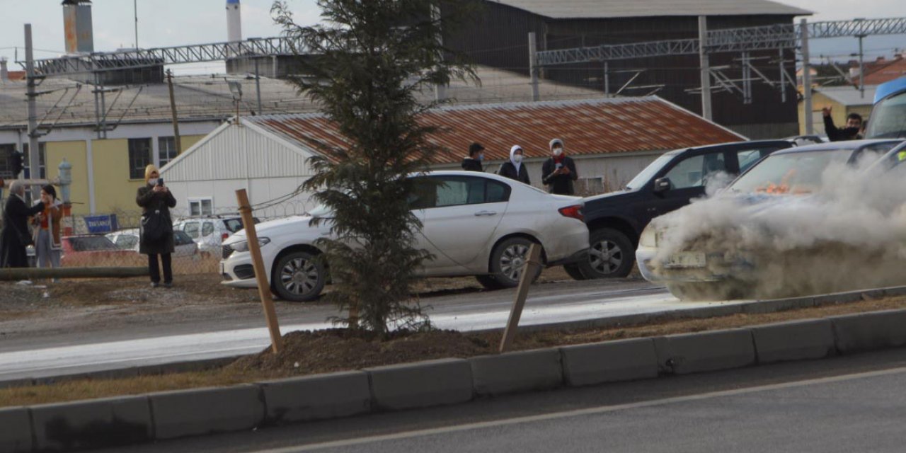 Seyir halindeki otomobilin motoru alev aldı