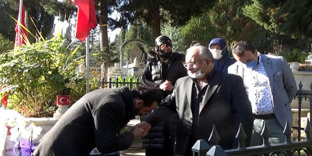 Şehit babası Kamil Demirci'yi hem arabasına çarpıp hem de   darp eden  imam Ahmet Akkaya, Şehit Ayhan Demirci için dua ettikten sonra babası Kamil Demirci'nin de elini öptü.