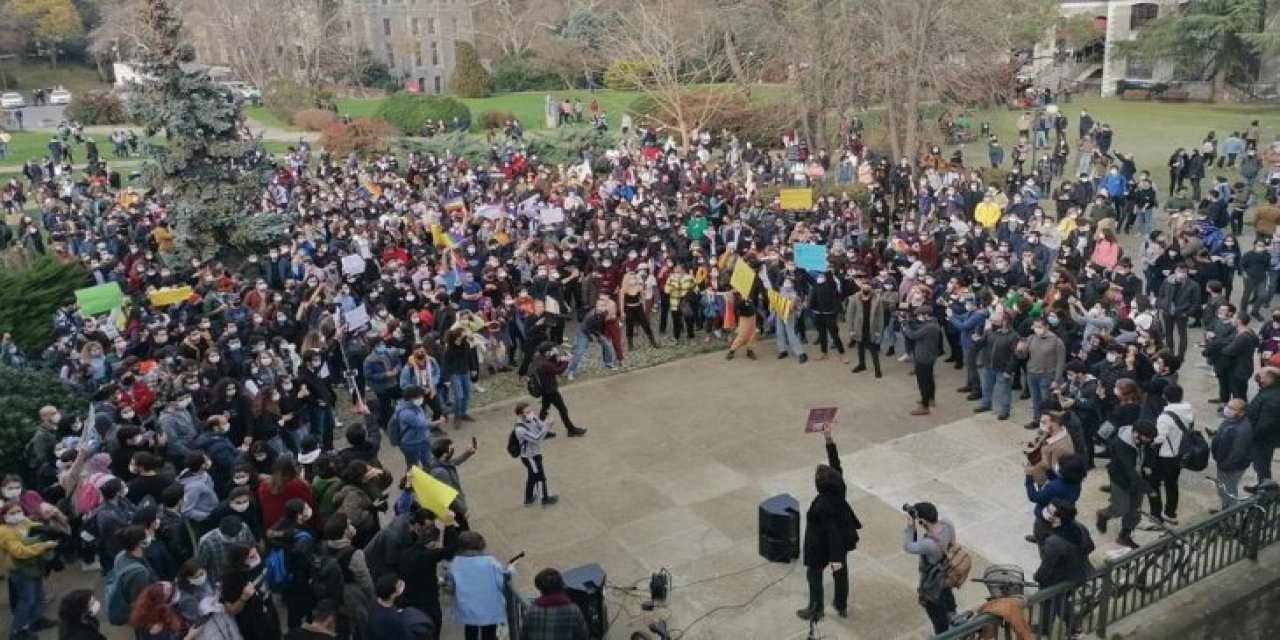 Boğaziçi öğrencilerinden Melih Bulu'ya Metallica eşliğinde istifa çağrısı yaptı