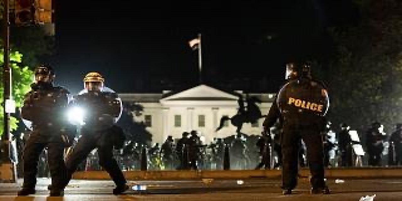 ABD'nin başkenti Washington'da sokağa çıkma yasağının başlamasıyla göstericiler alandan çekildi