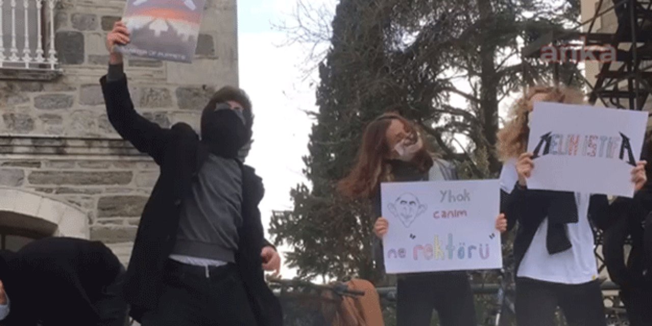 Yeni Akit Boğaziçi öğrencilerinin "Metallica"lı protestosunda "ölüm tehdidi" buldu! Haberi "kan donduran detay" olarak verdi...