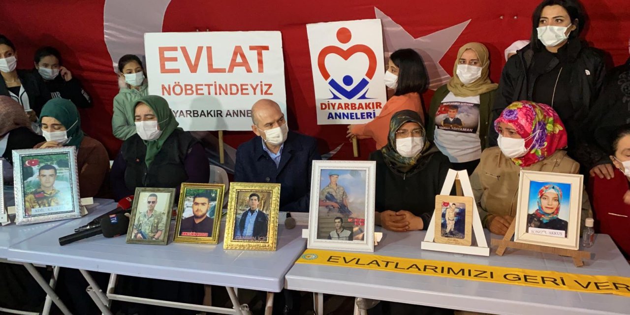 Bakan Soylu'dan evlat nöbetindeki ailelere ziyaret