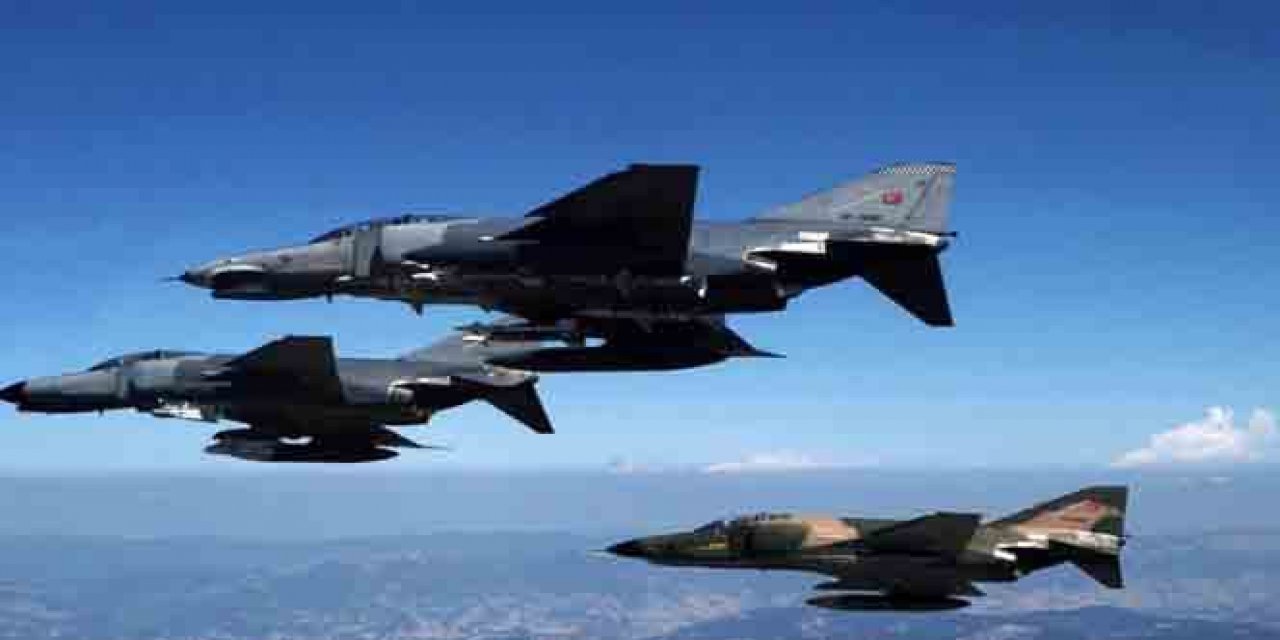 Milli Savunma Bakanlığı, Türk Hava Kuvvetleri'ne bağlı 2 F-16 ve 2 KC-135R uçağı ile ABD’ye ait B-52 uçağına destek verildiğini açıkladı.