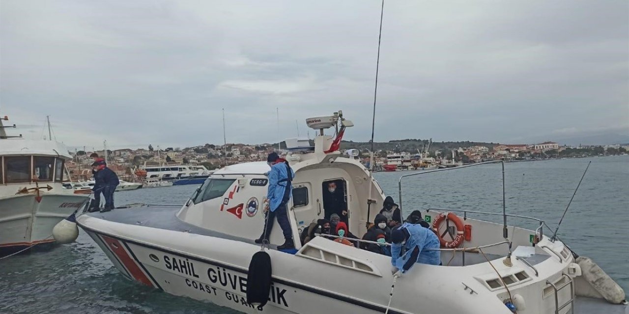 Yunanistan'ın ölüme terk ettiği lastik bottaki kaçak göçmenler kurtarıldı