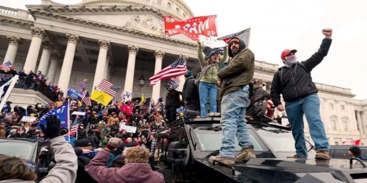 ABD’de Trump destekçileri, gazetecilerin ekipmanlarını kırdı