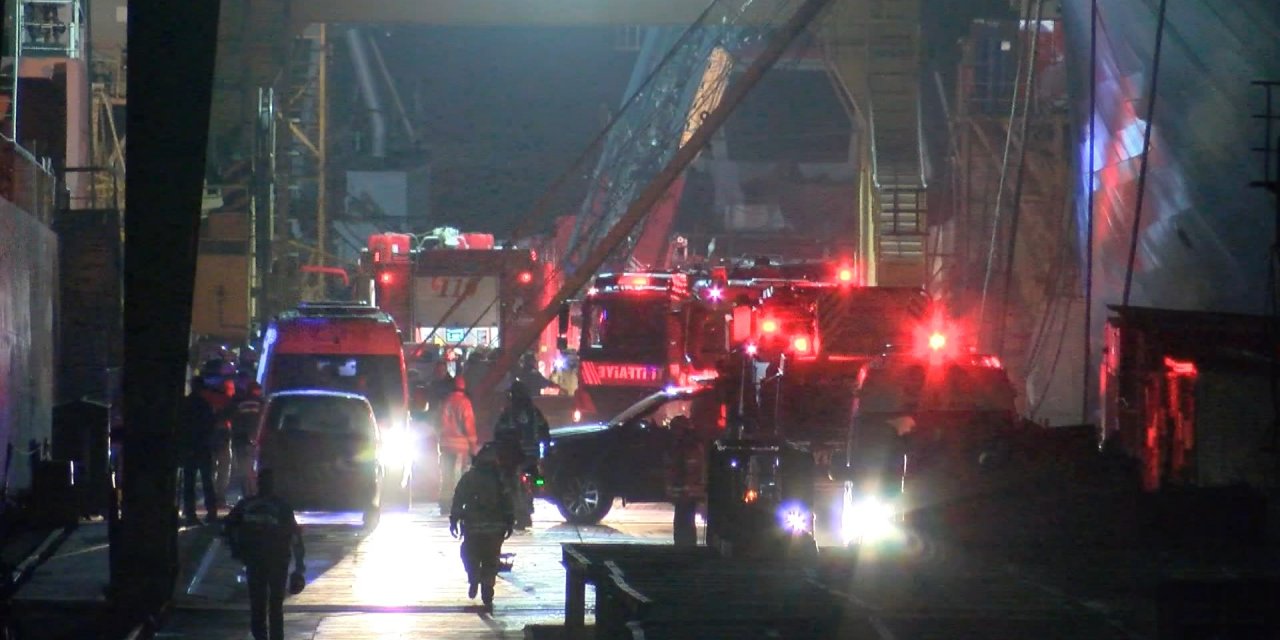 Tuzla'da tersaneler bölgesinde gemi yangını