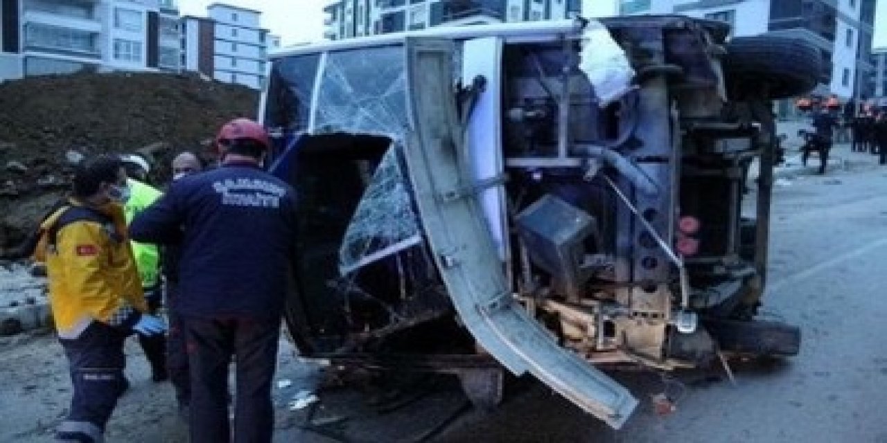 Belediye işçilerini taşıyan midibüs devrildi; hayat kayıpları ve yaralanmalar var
