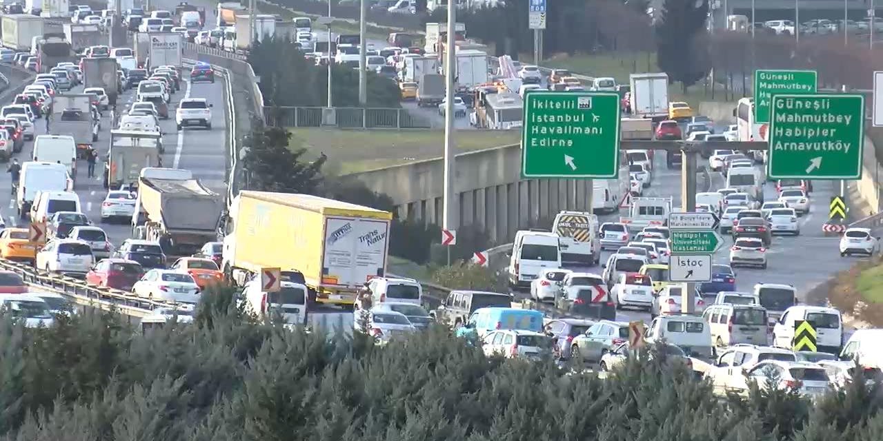 İstanbul'da hafta sonu kısıtlaması öncesi trafik yoğunluğu yaşanıyor