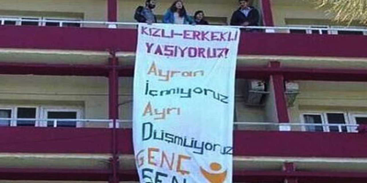 Tarihe kara komik not: 'Kızlı-erkekli yaşıyoruz ayran içmiyor ayrı düşmüyoruz' a verilen 10 ay hapis, 5 ay içkili mekan yasağı cezasıyla değiştirildi