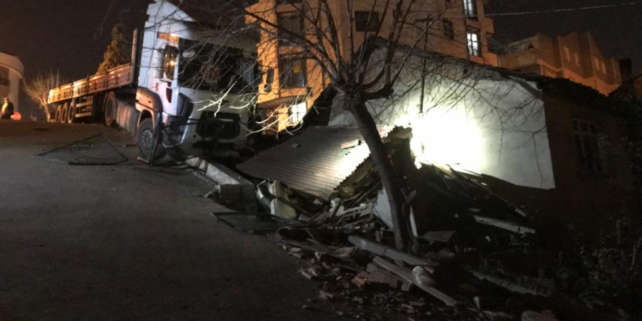 Freni boşalan TIR evin bahçe duvarına çarptı; aile içeride mahsur kaldı