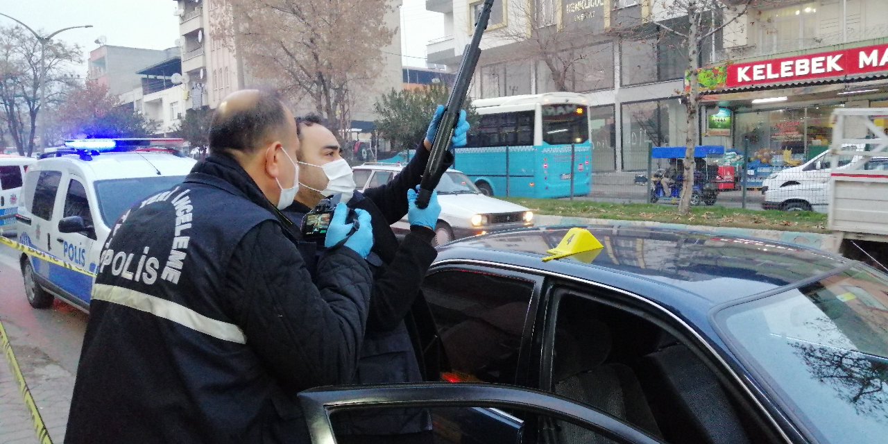 Araç kullanırken pompalı tüfekle kendini vurdu
