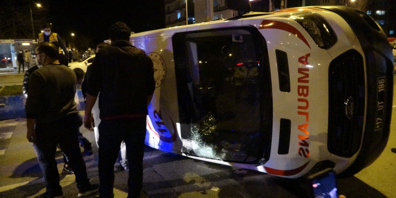 Çanakkale'de hasta taşıyan ambulansla taksi çarpıştı: 5 yaralı