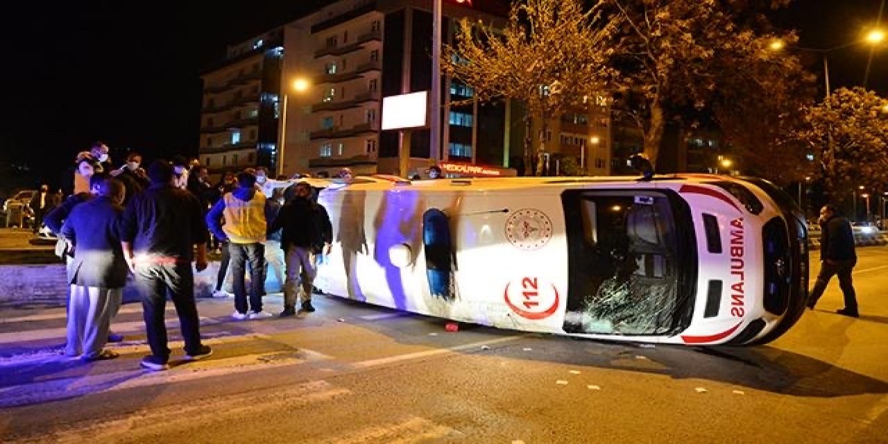 Çanakkale'de hasta taşıyan ambulansla taksi çarpıştı: 5 yaralı