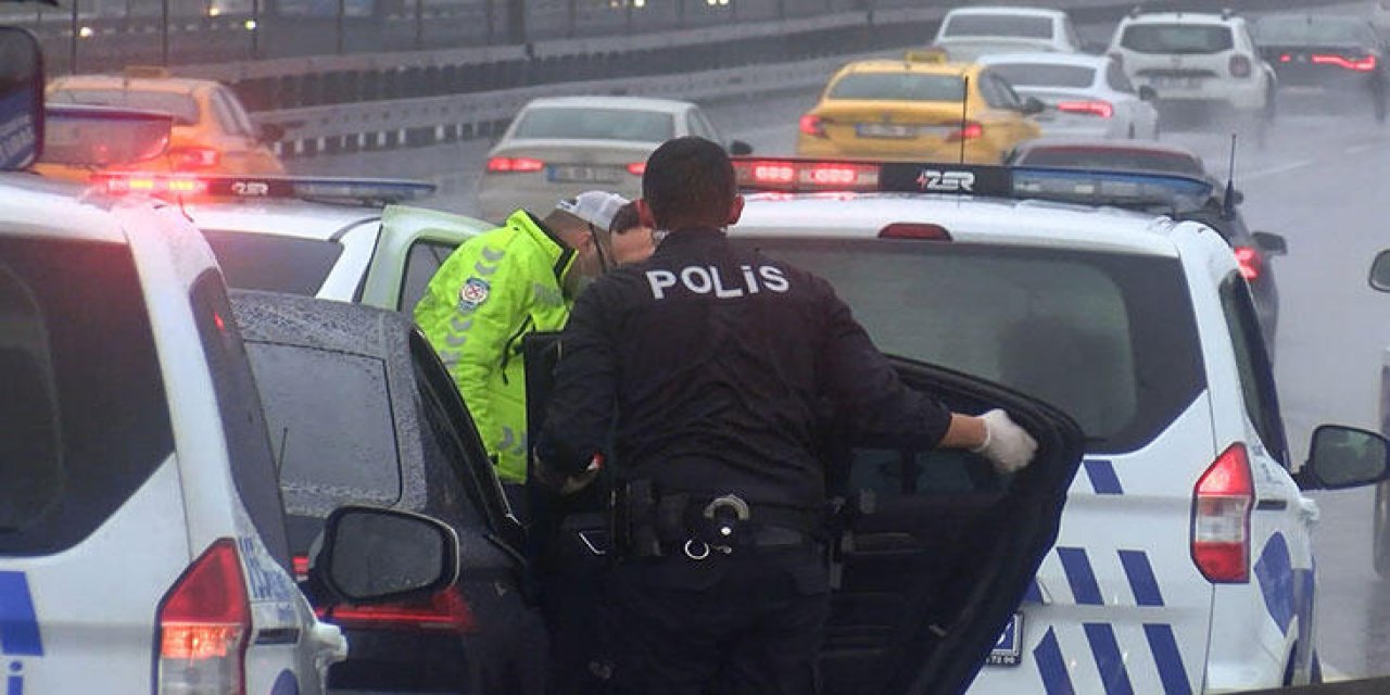 ÜSKÜDAR'DA POLİSTEN KAÇAN ŞÜPHELİLER HALİÇ KÖPRÜSÜ'NDE YAKALANDI