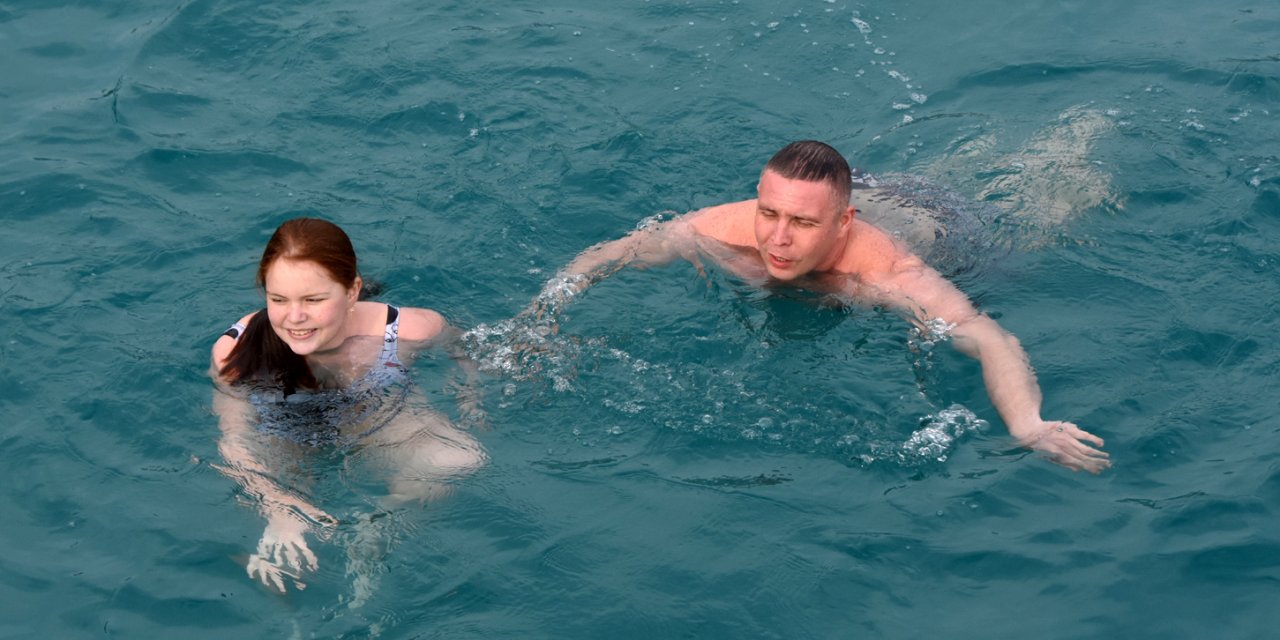 Rus turistlerin Demre'de deniz keyfi