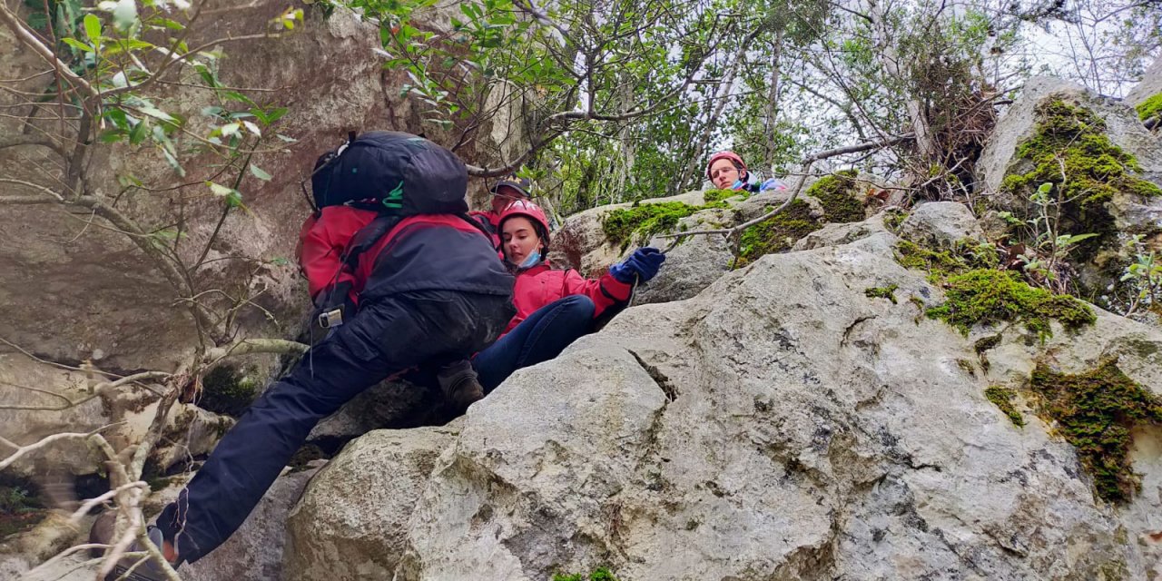 Dağlık alanda mahsur kalan Rus turistleri jandarma kurtardı