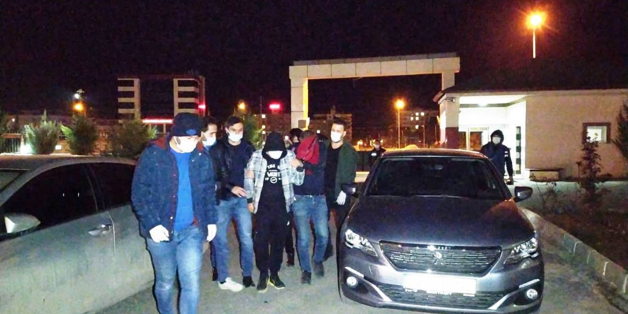 'Dur' ihtarına uymayan otomobilde uyuşturucu ele geçirildi: 5 gözaltı