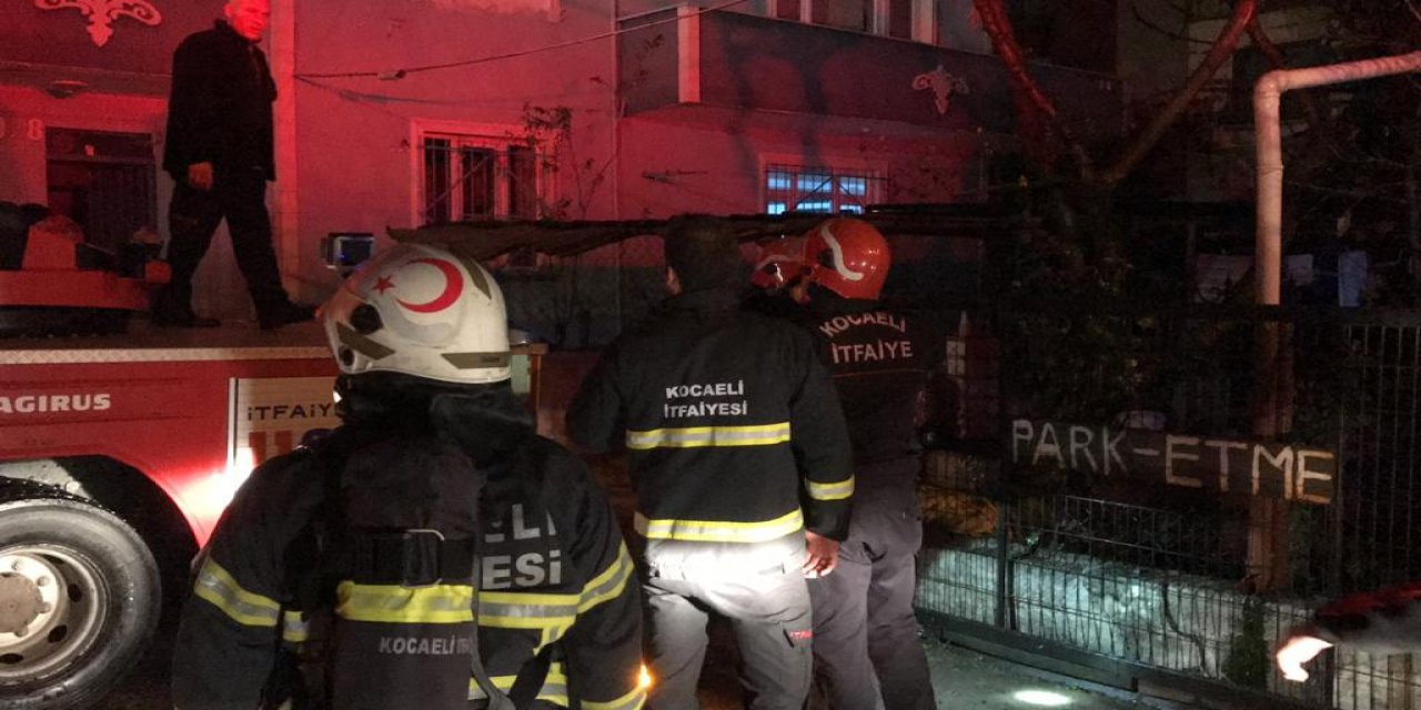 5 katlı binanın çatısı alev alev yandı