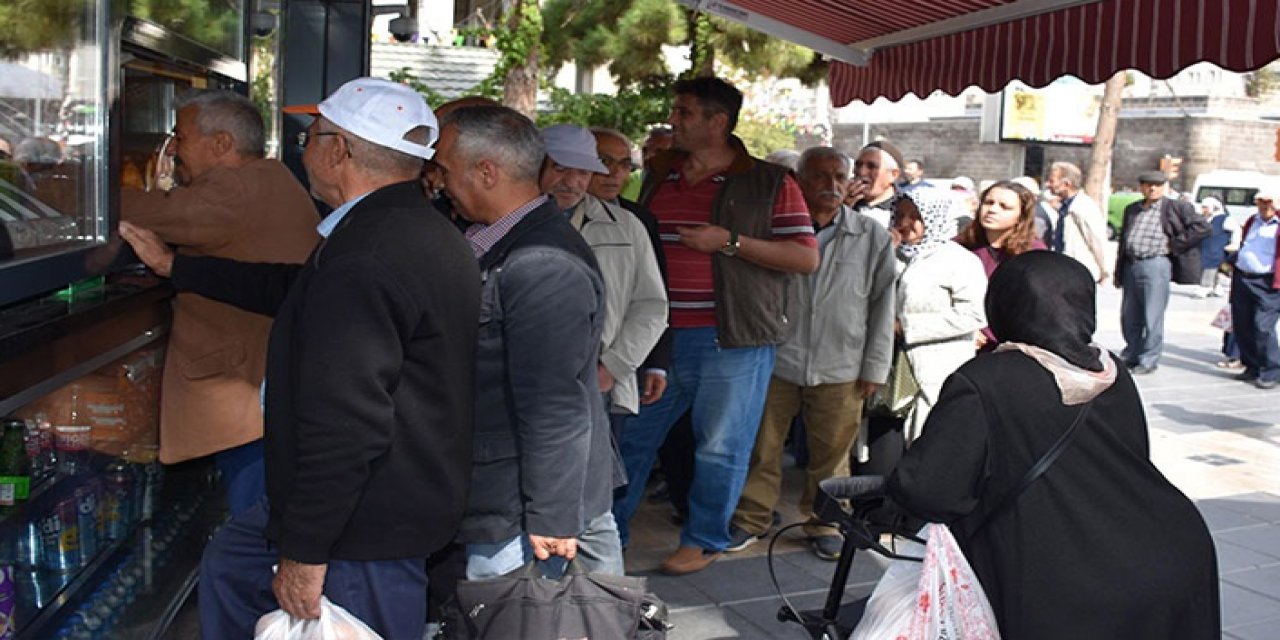 Halk Ekmek’ten ucuza ekmek alabilmek için saatlerce kuyrukta bekleyen yurttaşlar, ekonomik çöküşün delili