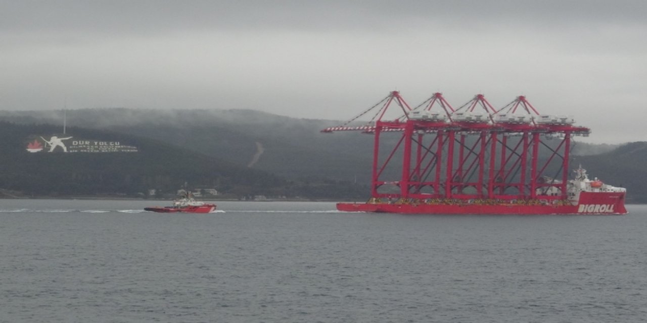 Çanakkale Boğazı, vinç yüklü geminin geçişi için trafiğe kapatıldı
