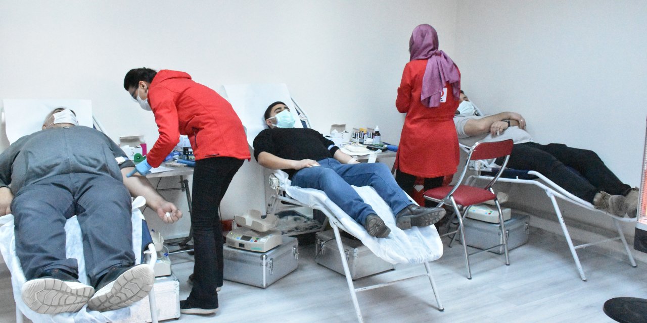 Kısıtlama günlerinde Kızılay'a kan bağışı yaptılar