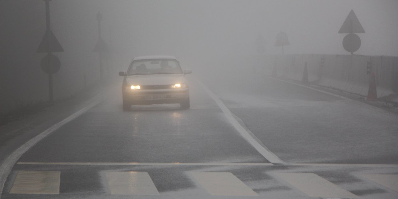Bolu Dağı'nda sis ve yağmur trafiği mahvetti.