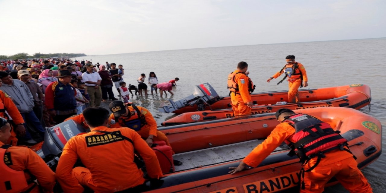 Endonezya'da 62 kişi taşıyan yolcu uçağının okyanusa düşmesinin ardından arama kurtarma çalışmaları devam ediyor.