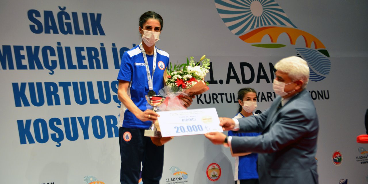 Adana'daki maratonda ilk kez dereceye giren Türk sporcular sevindirdi