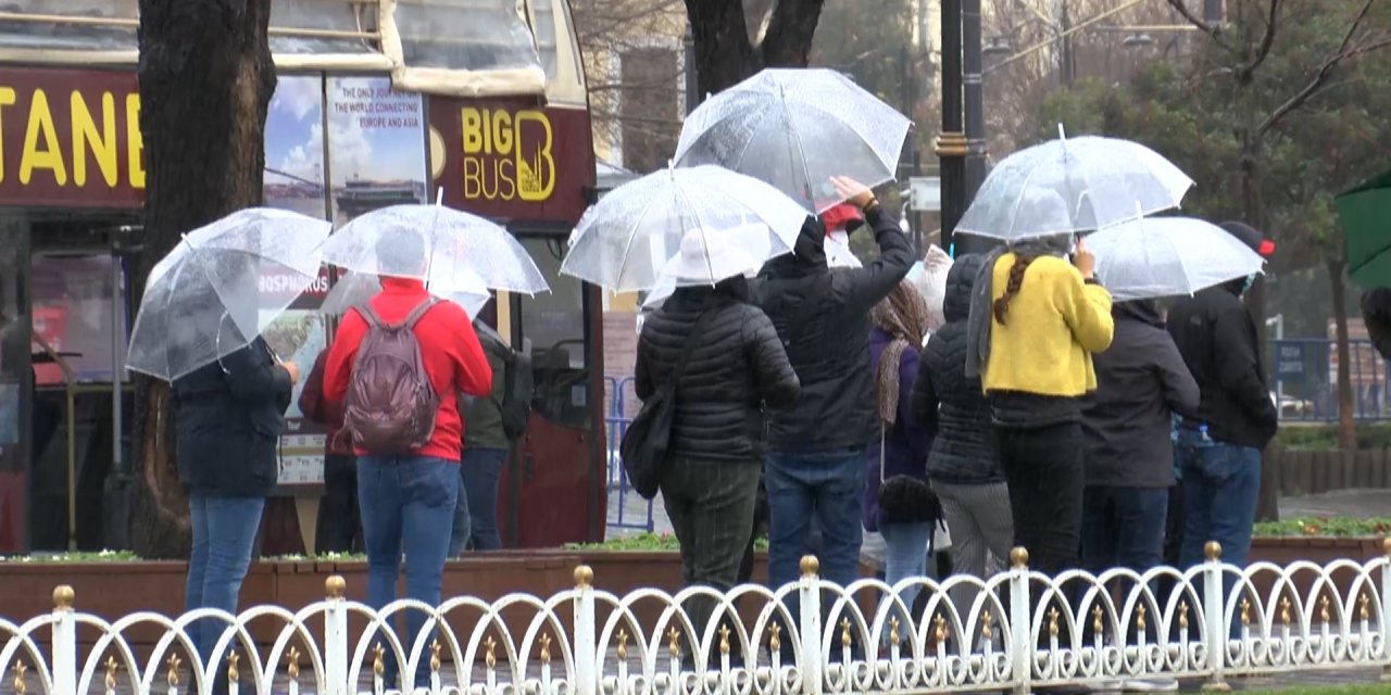 Turistler yağmura rağmen Sultanahmet Meydanı'nın keyfini çıkardı