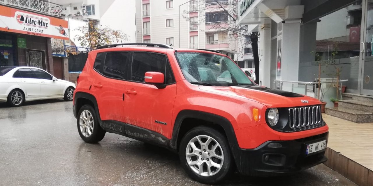 Çaldıkları cipte içki içerken yakalandılar