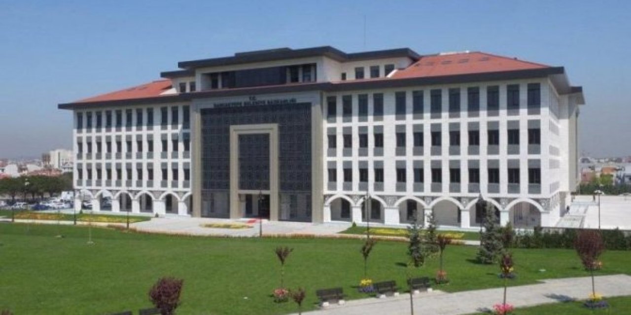 Borç batağındaki AKP’li belediye 3.2 milyon TL’ye bayrak ve flama aldı! "Bu ihaleler iptal edilmeli"