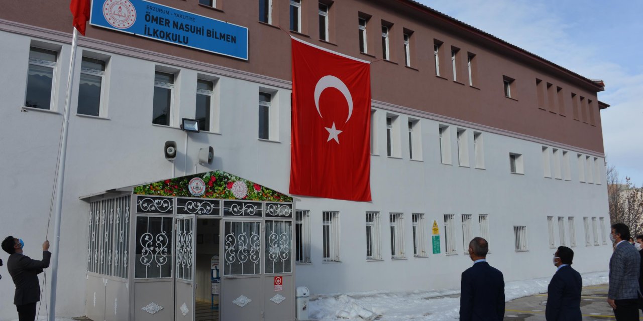 Erzurum'da bayrak törenini, ellerinde bayraklarla balkonlardan takip ettiler